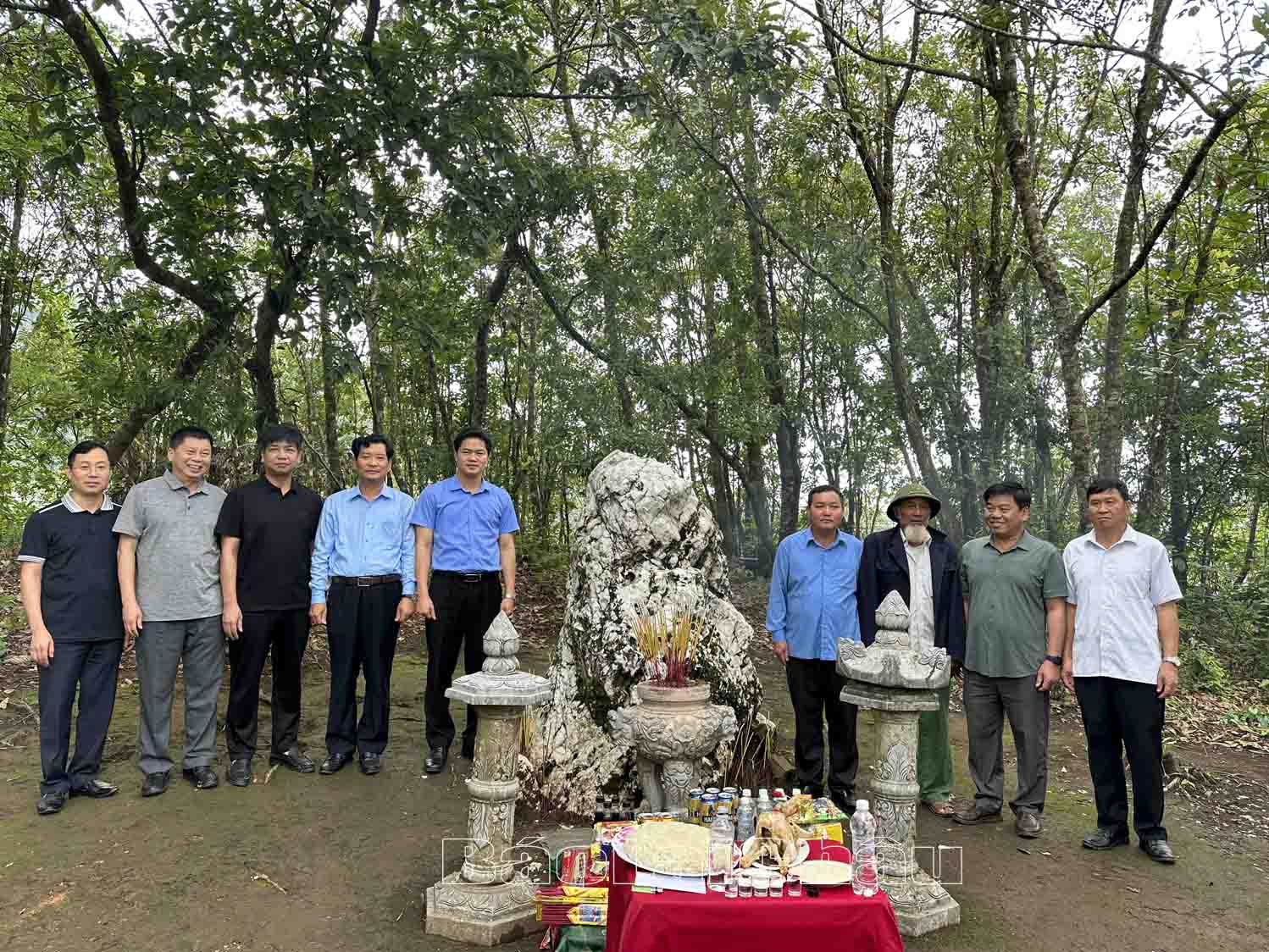 thăm hòn đá trắng